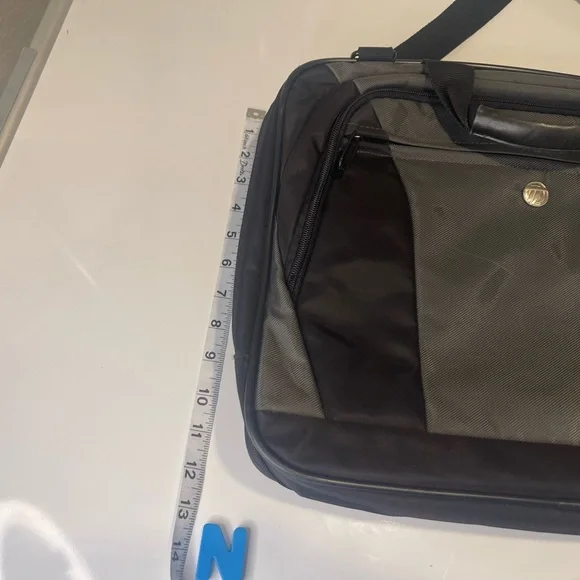 Targus Two-Tone Laptop Bag - Picture 9 of 11